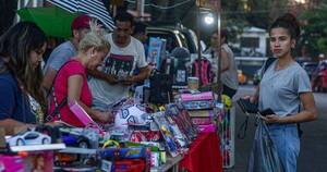 La Nación / Juguetes colman las calles a la espera de los Reyes Magos