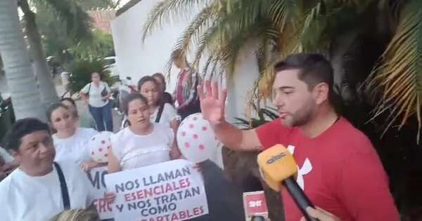 Funcionarios despedidos de IPS de Pilar, marcharon hasta la casa de Alliana - Nacionales - ABC Color