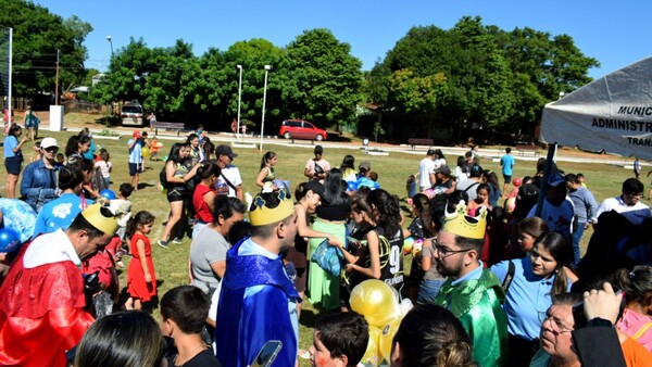 Se disfrazaron de Reyes Magos y les alegraron el día a los más pequeños