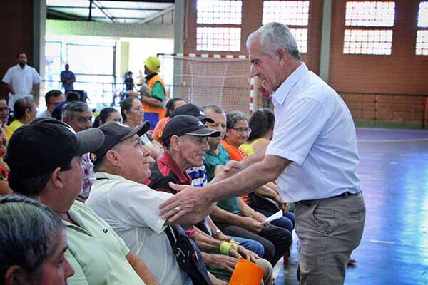 Cano entrega tarjetas magnéticas a 277 adultos mayores de Hernandarias | DIARIO PRIMERA PLANA