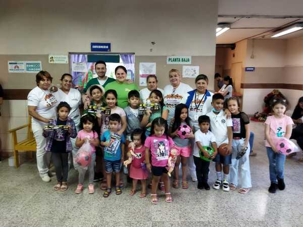 Los Reyes Magos sorprenden a los niños en el Hospital de Clínicas de la FCMUNA