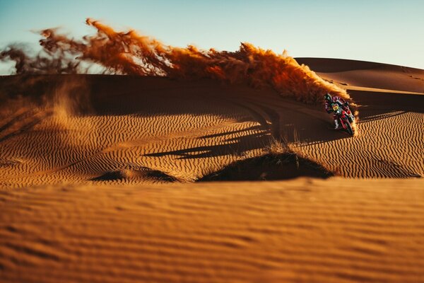 Versus / Un corredor de motos español abandona el Dakar tras sufrir una fractura