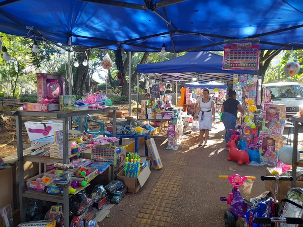 Día de Reyes: Éxito en la venta de juguetes en la plaza de armas de Encarnación