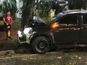 Aparatoso accidente de tránsito sobre Mariscal López: dos mujeres salvadas por un árbol - Policiales - ABC Color