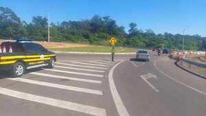 Ruta PY02: continúa limpieza de combustible en zona de vuelco fatal de camión cisterna - Policiales - ABC Color