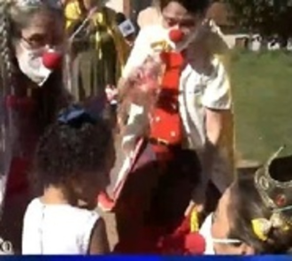 "Payasonrisas" llevan alegría al Hospital de Clínicas por Reyes Magos - Paraguay.com