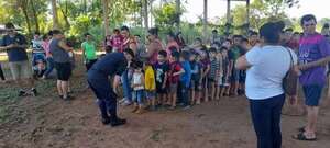 Policías de Misiones entregan regalos a niños por el Día de los Reyes Magos - Nacionales - ABC Color