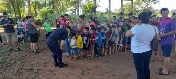 Policías de Misiones entregan regalos a niños por el Día de los Reyes Magos - Nacionales - ABC Color