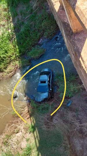 Nueva caída de vehículo en puente de Colonia Independencia | 1000 Noticias