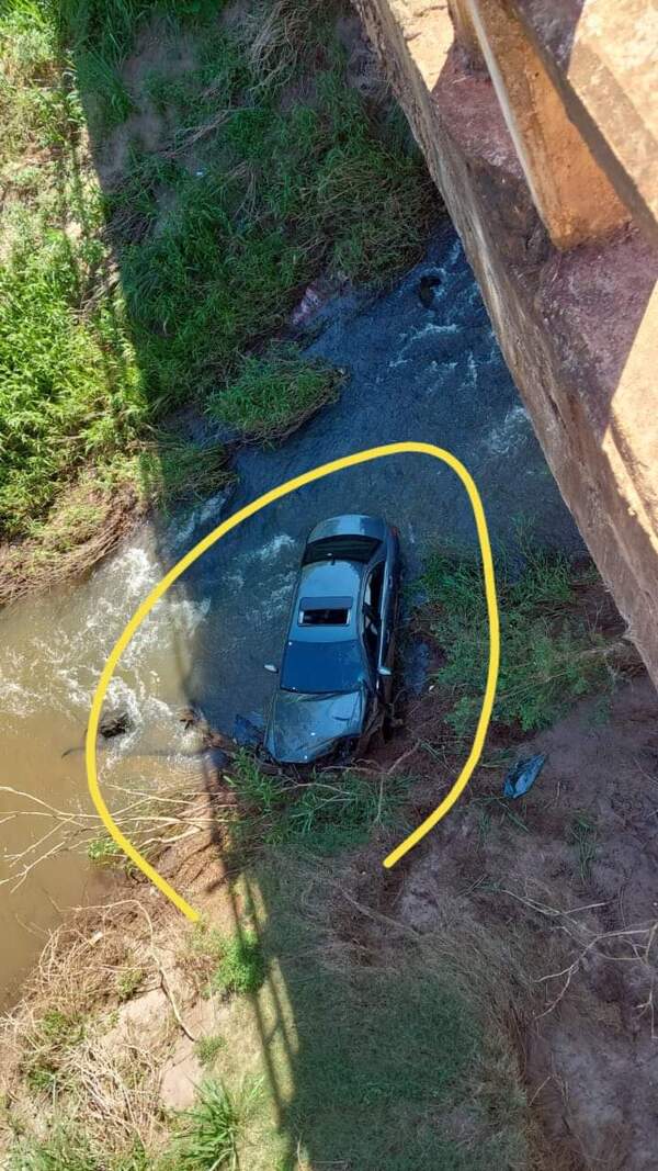 Nueva caída de vehículo en puente de Colonia Independencia | 1000 Noticias