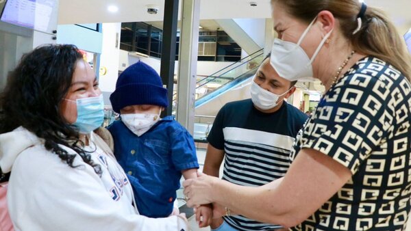 Niño de El Salvador, operado en Paraguay, regresa a su país con gratitud