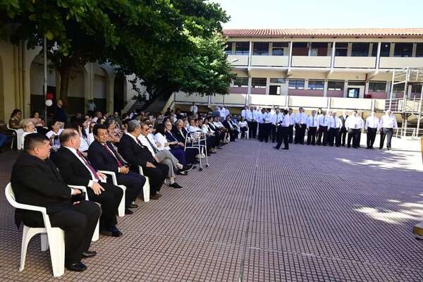 CNC: Homenajean a ex docentes en 147 aniversario del colegio  - Nacionales - ABC Color