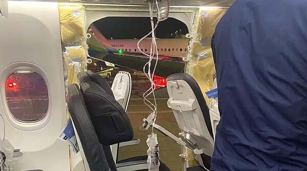 Un Boeing 737-9 de Alaska Airlines perdió una ventana en pleno vuelo