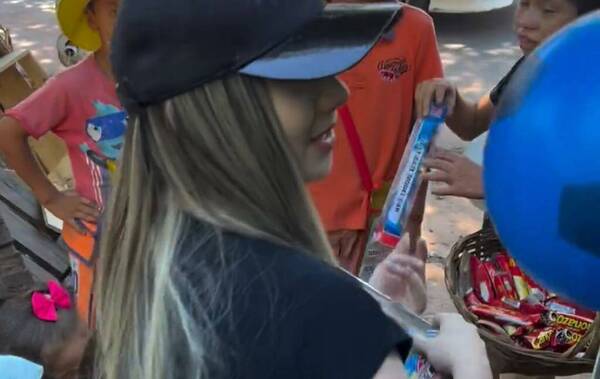 [VIDEO] Marilina llevó regalos a los niños olvidados por "lorreye"