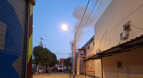 Otra vez incendio en Tacumbu. Bomberos tratan de apagar el fuego que se propaga - La Tribuna