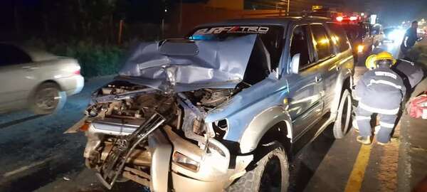 Camioneta impacta contra camión en ruta Acceso Sur - Policiales - ABC Color
