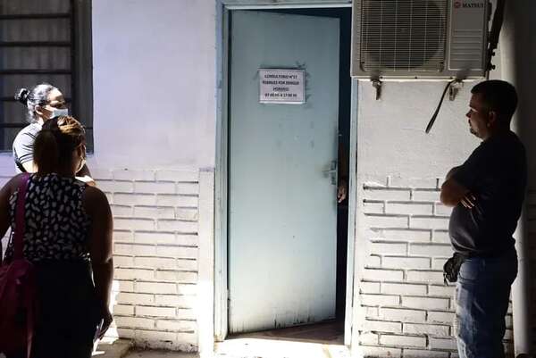 Dengue y covid: Largas esperas soportan pacientes con cuadros febriles en los hospitales - Nacionales - ABC Color