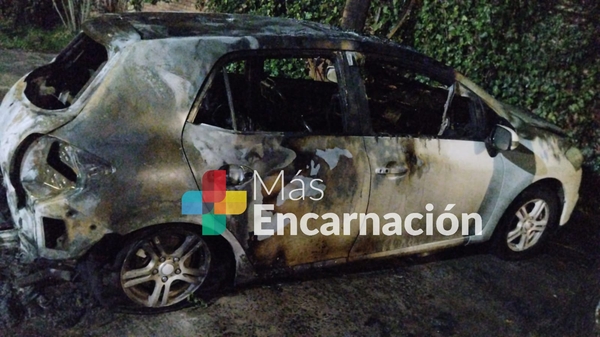 Desconocidos queman automóvil y habrian hurtado al menos Gs. 10 millones de su interior