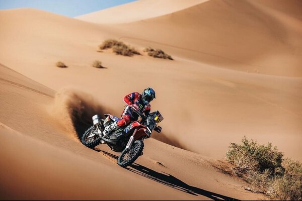 Versus / El chileno Cornejo gana la etapa 2 en motos con Branch líder en la general