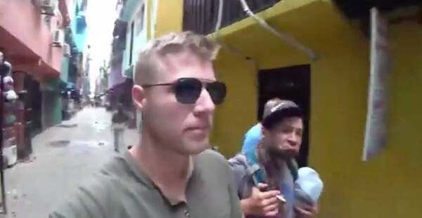 [VIDEO] Youtuber era guiado a la "Villa 31" y un parrillero le salvó de lo peor