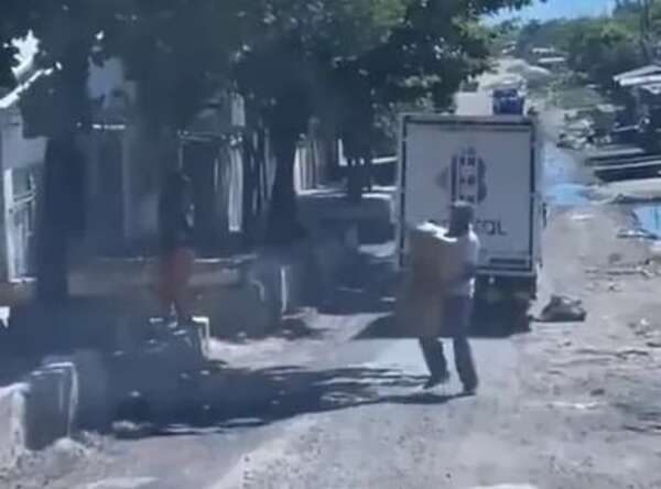 Video: peliculesco robo de electrodoméstico de un camión en movimiento - Policiales - ABC Color