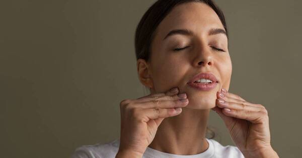La Nación / Yoga facial: conocé los beneficios de esta práctica
