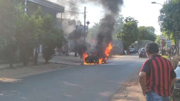 Video: Vehículo se incendia en plena vía pública en Areguá  - Policiales - ABC Color