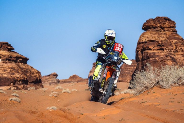 Versus / Un piloto de motos en "estado grave" tras sufrir una caída en el Dakar