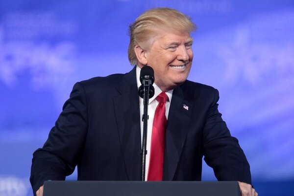 Trump inicia campaña y dice ser víctima de persecución política