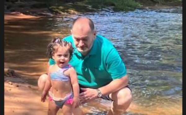 La primera aventura de Carlos Troche con su beba