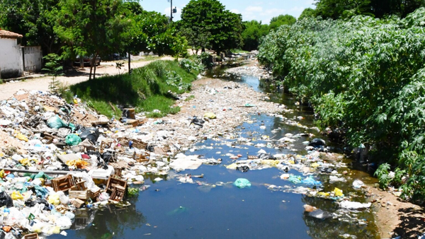 Mades notifica a Comuna de Asunción por contaminación de arroyo y pide su limpieza