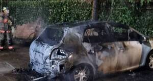 Diario HOY | Encarnación: vehículo fue incendiado, en su interior había G. 10 millones