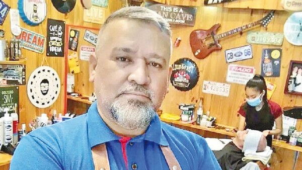 Aprendió del abuelo el arte de la tijera y hoy es un exitoso barbero