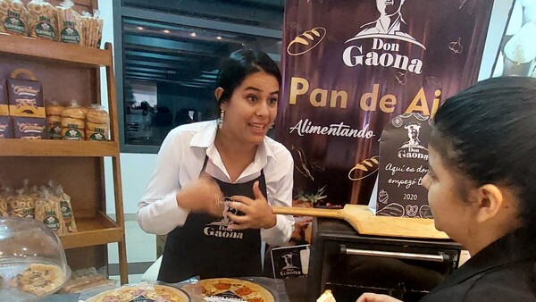 Pareja se reinventa y sobresale elaborando pan de ajo en San Pedro