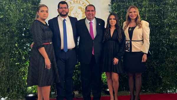 Senador López tiene a esposa top y nuera trabajando en el Congreso