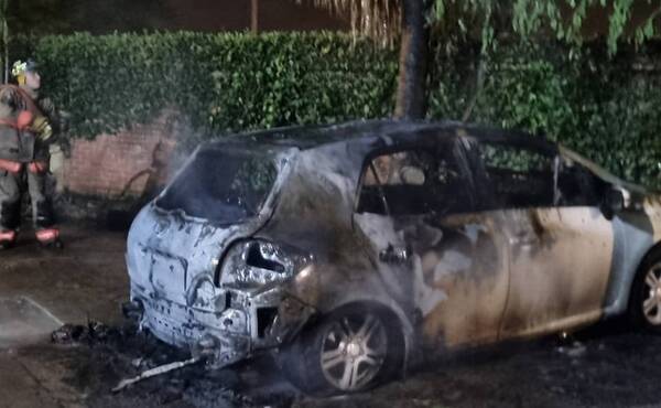 Vehículo fue incendiado, en su interior había G. 10 millones - Noticiero Paraguay