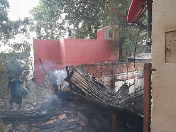 Incendio consumió una vivienda en la Chacarita - Policiales - ABC Color