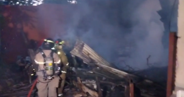 Precaria vivienda ardió por completo en la Chacarita esta madrugada - Megacadena - Diario Digital