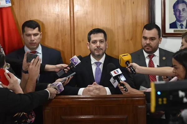 Diputados se blindan con millonario seguro médico: ¡Hasta para suegros!