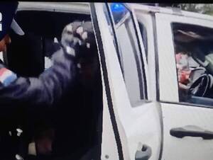 Todo mal: cayó de su motocicleta y ¡terminó preso!