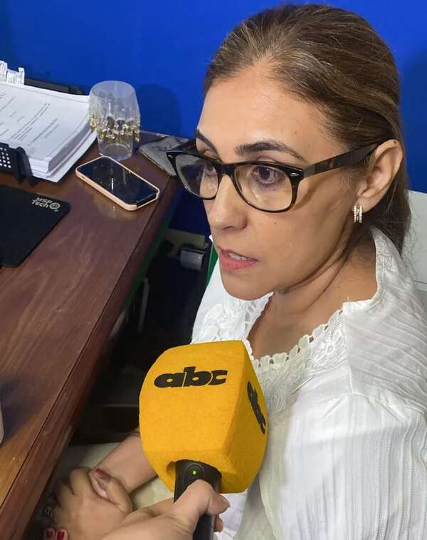 Hermana del senador Líder Amarilla se aferra al “cargo de confianza” de asesora - Política - ABC Color