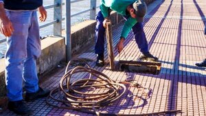 Chatarrero revela que funcionarios de Copaco venden cables de cobre
