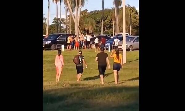 [VIDEO] Puñetazos, patadas y disparos en un balneario