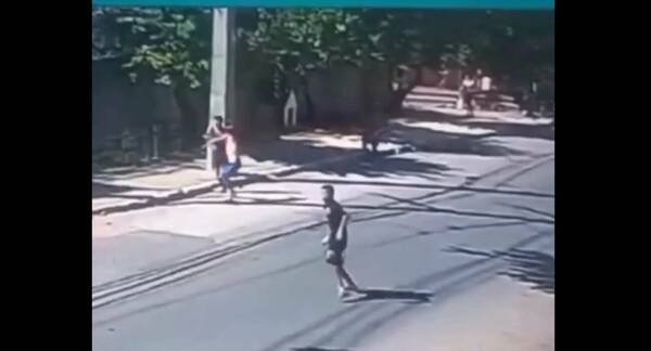 [VIDEO] ¡De no creer! Vecinos arrojaron piedras a la Policía para liberar a presuntos motochorros