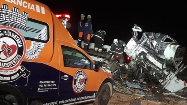 Al menos 25 muertos por choque entre un micro y un camión en estado de Bahía, Brasil - El Trueno