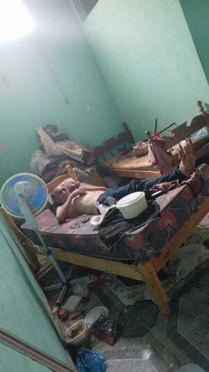 Denuncian abandono de un abuelito en un inquilinato por parte de sus familiares
