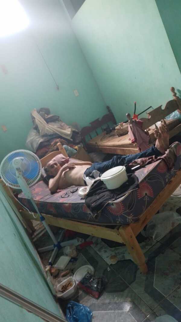 Denuncian abandono de un abuelito en un inquilinato por parte de sus familiares