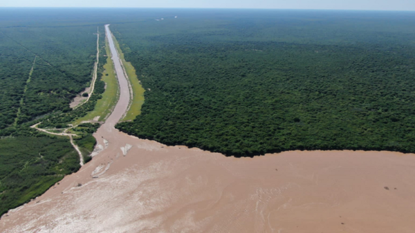 Desde el sábado, el río Pilcomayo riega la zona del fortín General Díaz