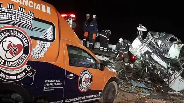 Tragedia en Brasil: choque de micro con turistas y un camión dejó al menos 25 muertos