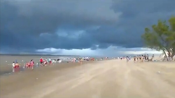 Video: Tormenta de viento azota playa de Corateí y asusta a bañistas